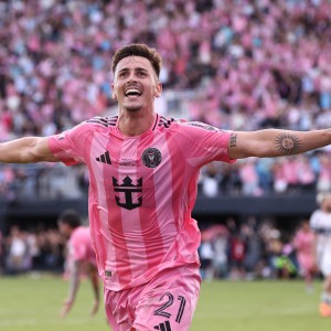 九游登录入口-记者：阿连德在国外办签证没参加训练，可能错过首场季前赛