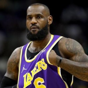 九游体育-与詹姆斯完成两年续约 湖人补强阵容更是刻不容缓