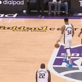 九游体育-爆发冲突！大洛莱尔斯双双被驱逐 字母哥挑起事端？