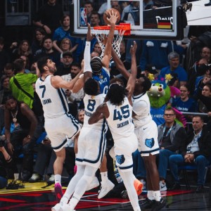 九游登录入口-万军取首！魔术官媒晒布莱克隔扣照：安东尼-布莱克！