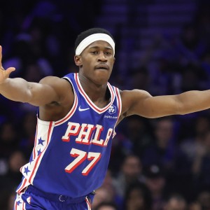 九游体育-埃奇库姆新秀赛季4次单场至少20分+5三分 76人队史第二仅次艾弗森