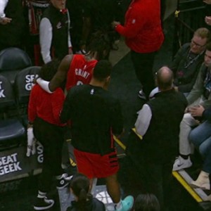 2100万+4换1！这也才3年啊，又又又被抛弃了，都给我看心疼了|格兰特|开拓者|杰里米-格兰特|密尔沃基雄鹿队|费城76人队_新浪体育_新浪新闻