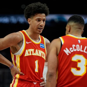 九游体育-约翰逊23+10+12麦科勒姆30分 老鹰轻取雄鹿9连胜